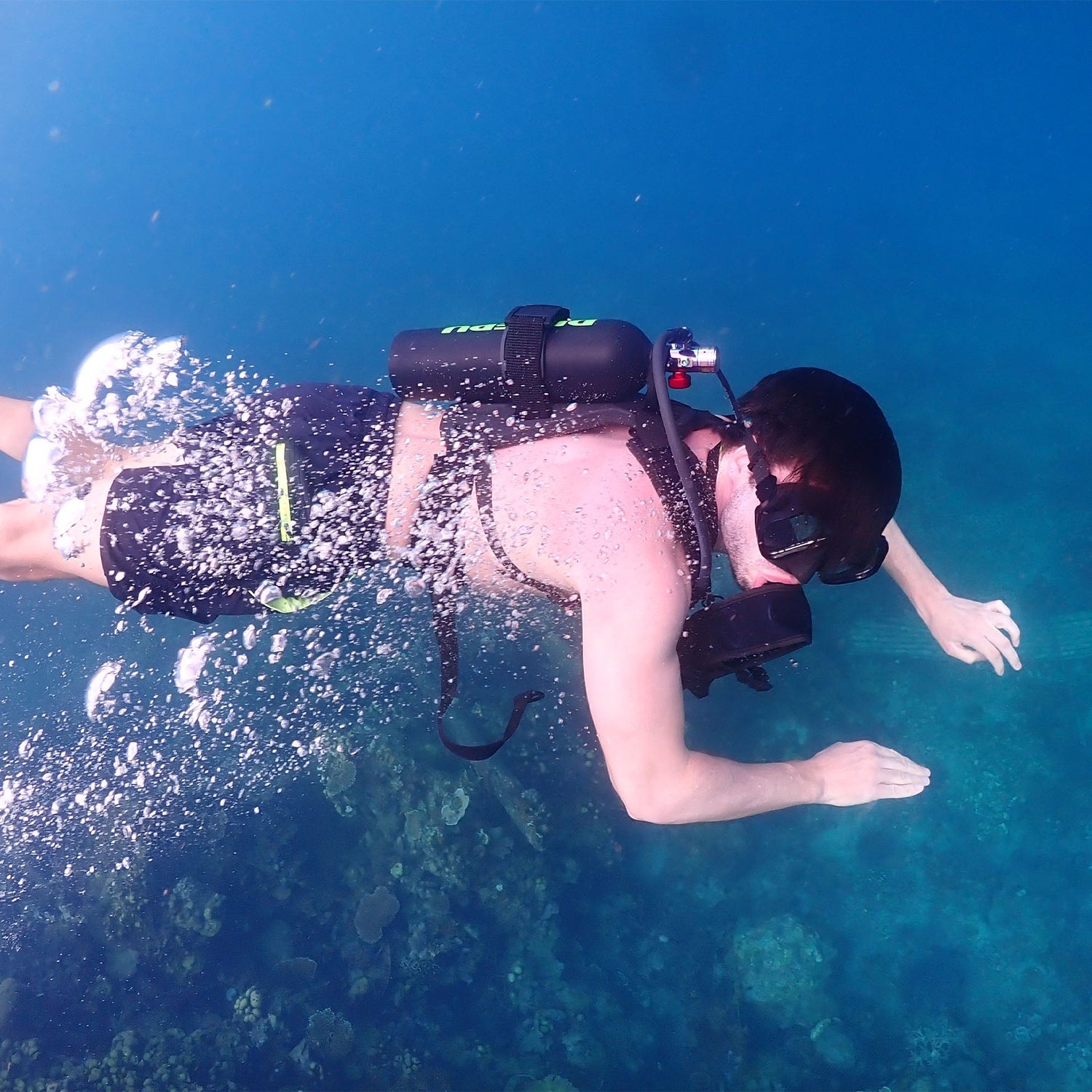 How long will air stay good in a scuba tank?