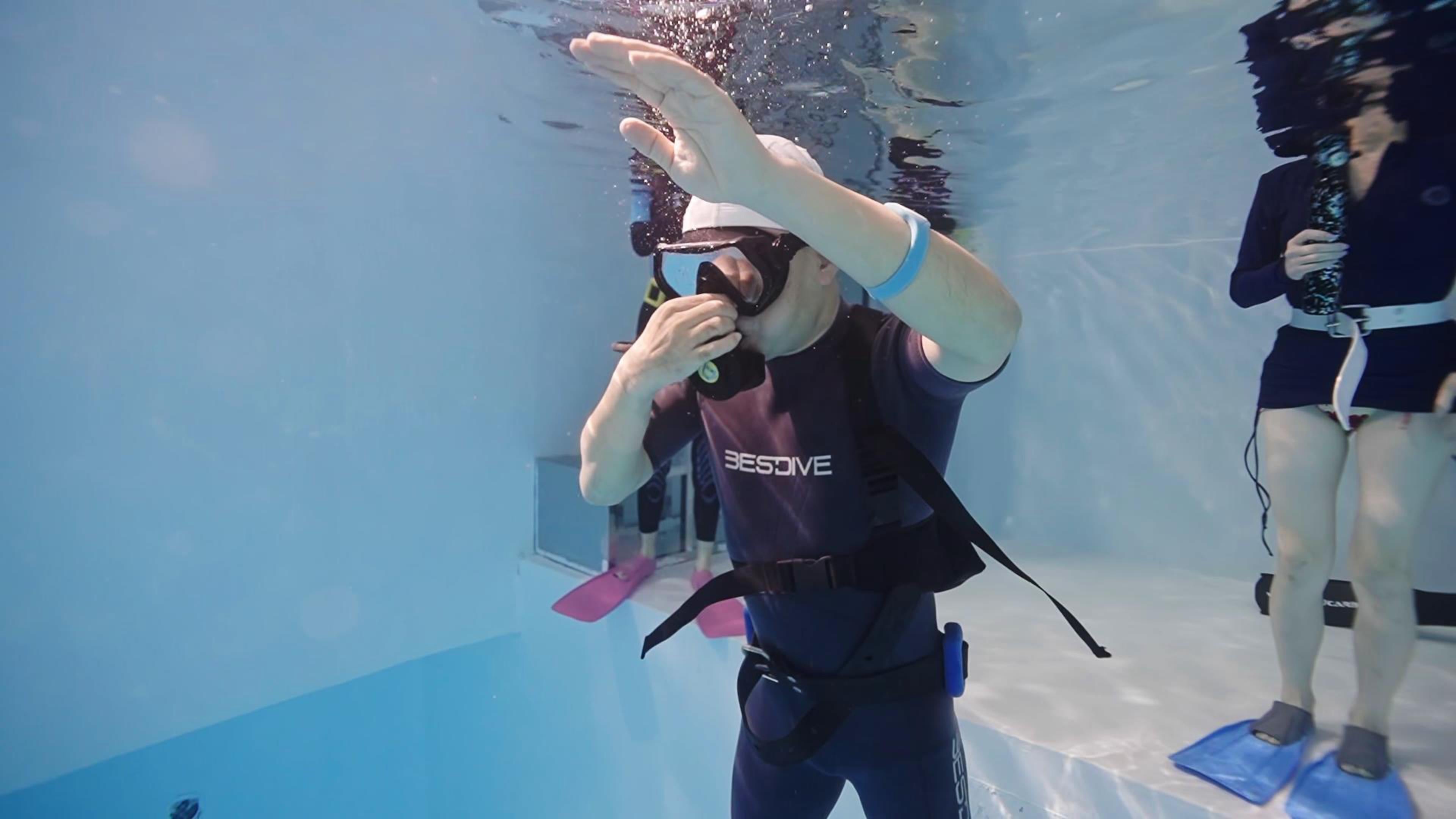 Explore the Underwater World with the Ultimate Mini Scuba Tank